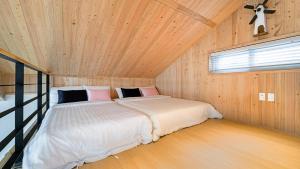 a bed in a room with a wooden ceiling at Gyeongju cheongun28 kids Poolvilla in Gyeongju +17 photos