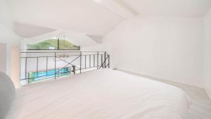 een witte kamer met een bed en een raam bij Gapyeong Shiny Pension in Gapyeong