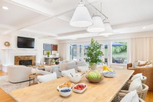 a living room with a table with fruit on it at La Jolla Living by AvantStay A Location Private Backyard Lounge in San Diego