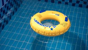 ein gelber Lebensring in einem Schwimmbad in der Unterkunft Yangpyeong Smile Caravan Pension in Yangpyeong + 10 Fotos