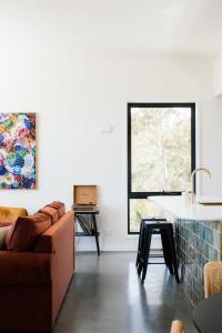 Una sala de estar con un sofá y una cocina. en Tamar Views, en Inveresk 13 fotos más