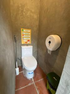 Un pequeño baño con inodoro y dispensador de papel. en Háo Hức Village, Thai Nguyen, en Thái Nguyên 75 fotos más
