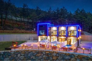Bazén v ubytování Namhae Palace1470 Pension nebo v jeho okolí