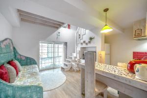 een woonkamer met een bank en een tafel bij Ganghwa Vintage Box Pension in Incheon