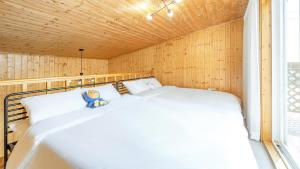 Giường trong phòng chung tại Yeosu Dangdangi Dog Family Pension Gold +25 ảnh