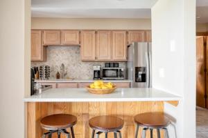 Cucina o angolo cottura di Cloud 9 by AvantStay Located at the Base of Vail Ski Resort w Community Pool Hot Tub