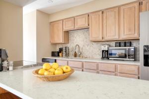 Cucina o angolo cottura di Cloud 9 by AvantStay Located at the Base of Vail Ski Resort w Community Pool Hot Tub