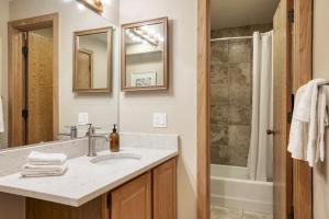 un bagno con lavandino e doccia di Cloud 9 by AvantStay Located at the Base of Vail Ski Resort w Community Pool Hot Tub a Vail
