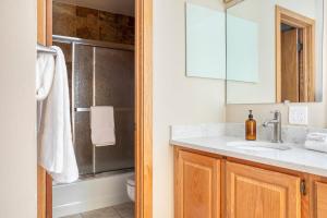 Koupelna v ubytování Cloud 9 by AvantStay Located at the Base of Vail Ski Resort w Community Pool Hot Tub + 19 fotografií