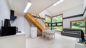 TV/trung tâm giải trí tại Gapyeong Soopia pension +4 ảnh