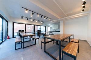 釜山にあるBusan Haeoream Pensionの窓のある部屋(テーブル、ベンチ付)