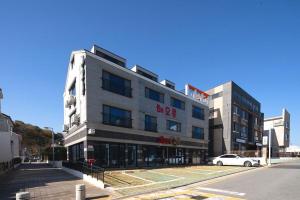 釜山にあるBusan Haeoream Pensionの建物の前に駐車された白い車