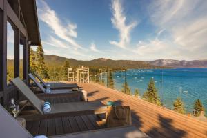una gran terraza con vistas al lago en Lakeview by AvantStay Private Waterfront Cabin on Lake Tahoe w Hot Tub Views, en Tahoe Vista