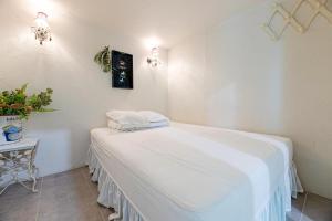 Habitación con cama blanca. en Ganghwa Picnic Pension, en Incheon