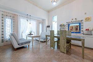 Una sala de estar con una mesa y un comedor. en Ganghwa Picnic Pension, en Incheon