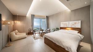 Postel nebo postele na pokoji v ubytování Goseong Gyeoulbada Ocean View Pension