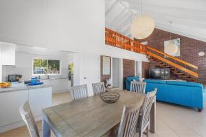 a kitchen and dining room with a table and chairs at Pinkos, Gerroa in Gerroa