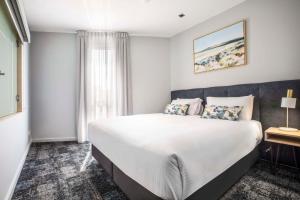 莱伊Rye Hotel by Nightcap Plus的带一张大床和一扇窗户的卧室