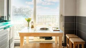 una cocina con fregadero y ventana en Ganghwa Hanabi Pension, en Incheon