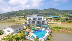 una vista aérea de una casa con piscina en Ganghwa Hanabi Pension, en Incheon