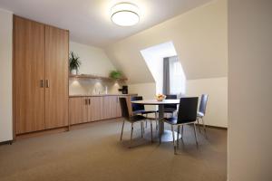 a kitchen and dining room with a table and chairs at Hotel am Jakobsmarkt in Nuremberg