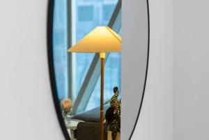 Una lámpara frente a un espejo con una estatua de mujer. en New Central CBD, Pool, Gym, Wifi, en Melbourne 37 fotos más