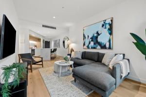 una sala de estar con un sofá y una mesa en New Central CBD, Pool, Gym, Wifi, en Melbourne