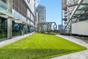 Un césped verde en medio de un edificio. en New Central CBD, Pool, Gym, Wifi, en Melbourne