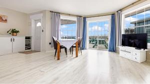 Un comedor con una mesa y un televisor. en Ganghwa Daeun pension, en Incheon