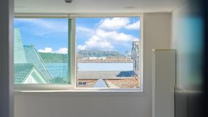 江陵市にあるGangneung Lacblanc Pensionの水辺の景色を望む客室内の窓