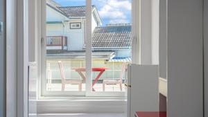 Blick auf einen Tisch und Stühle aus dem Fenster in der Unterkunft Gangneung Lacblanc Pension in Gangneung