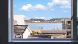 江陵市にあるGangneung Lacblanc Pensionの窓から湖の景色を望めます。