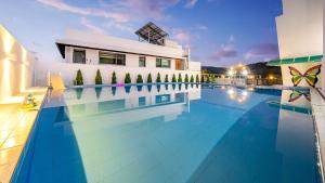 een groot zwembad voor een gebouw bij Geoje Forest-Morning Spa Pension in Geoje 