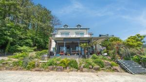 Κήπος έξω από το Geoje Youngsu Pension