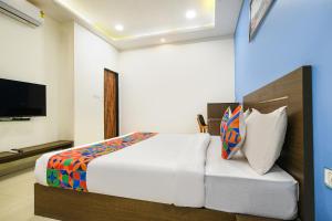 Ένα ή περισσότερα κρεβάτια σε δωμάτιο στο FabHotel Shrivalli +23 φωτογραφίες