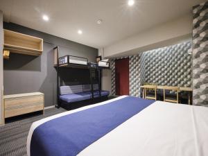 una camera con un letto e letti a castello di MONday Apart Hamamatsucho Daimon a Tokyo