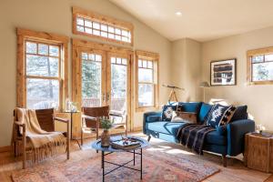 Posezení v ubytování Atkinson by AvantStay Lake Front Home w Stunning Views in Tahoe Vista