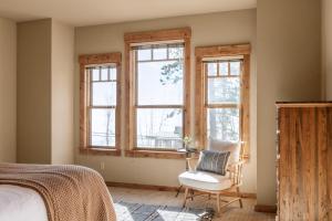 Postel nebo postele na pokoji v ubytování Atkinson by AvantStay Lake Front Home w Stunning Views in Tahoe Vista