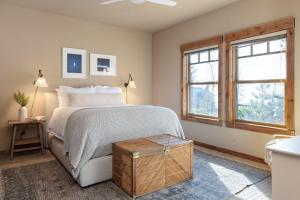 Postel nebo postele na pokoji v ubytování Atkinson by AvantStay Lake Front Home w Stunning Views in Tahoe Vista