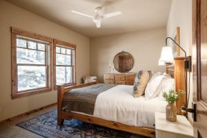 Postel nebo postele na pokoji v ubytování Atkinson by AvantStay Lake Front Home w Stunning Views in Tahoe Vista
