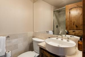 Koupelna v ubytování Atkinson by AvantStay Lake Front Home w Stunning Views in Tahoe Vista