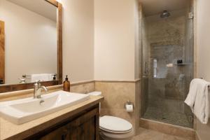 Koupelna v ubytování Atkinson by AvantStay Lake Front Home w Stunning Views in Tahoe Vista