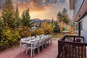 un tavolo con sedie bianche su un patio di Paddington by AvantStay Cozy Chic Ski Lodge Mins from Mountain a Breckenridge