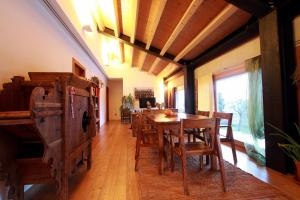 una sala da pranzo con tavolo e sedie in legno di Agriturismo Richeton a Gaiarine