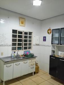 una cucina con un lavello e un piano di lavoro di Área 51 Hospedaria - STL a São Thomé das Letras Altre 12 foto