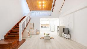 カピョンにあるGapyeong Daengdaengi Dog Pension Silverのリビングルーム(階段、テレビ付)