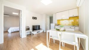 a kitchen and dining room with a table and chairs at Boryeong Thirasel Pension in Boryeong