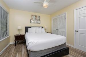 Postel nebo postele na pokoji v ubytování Gulf Shores Plantation West 1151 condo