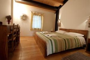 1 dormitorio con cama, mesa y ventana en Agriturismo Richeton, en Gaiarine