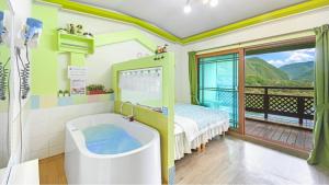 Кровать или кровати в номере Yeongwol gangeulpumeunsoo pension +13 фотографий